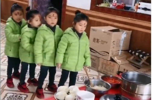 宝妈|生了四胞胎女儿,每天吃饭都是“大场面”,网友:爸爸好幸福