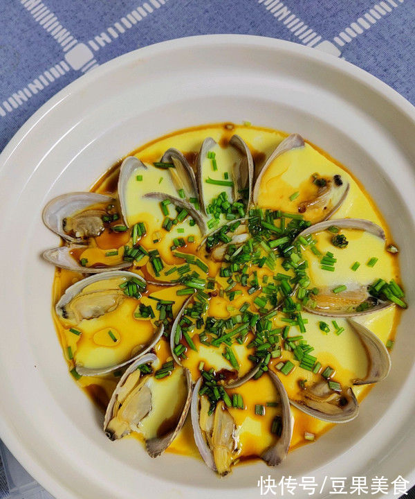 花蛤蒸蛋一端上来，锅里的米饭都变成了摆设