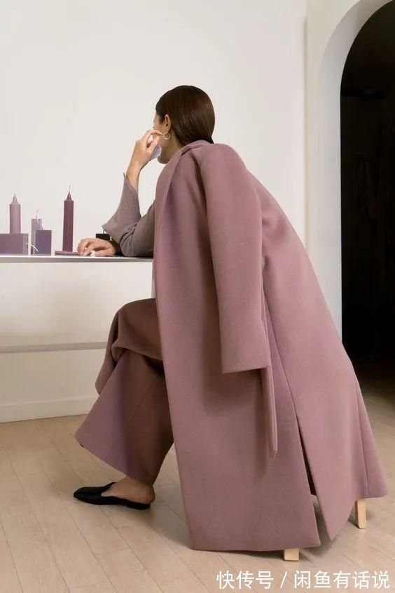 颜色|40岁女人别只会穿“黑白灰”,试试这4组高阶配色,气质更高级