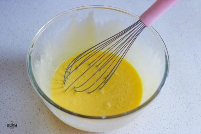 蛋黄|网红抖臀蛋糕,用手轻碰就一直抖个不停,迫不及待咬下一口,真香