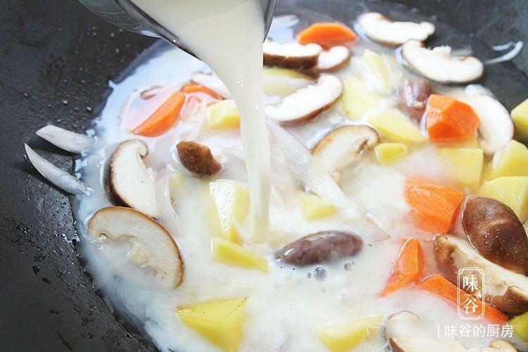 天冷了，吃炒菜不如炖菜，几种食材炖一锅，鲜美营养，浑身都暖和