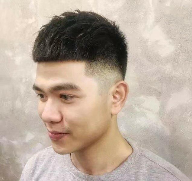 两边剃光的最帅气发型，干练利落又有范，好打理更有男人味