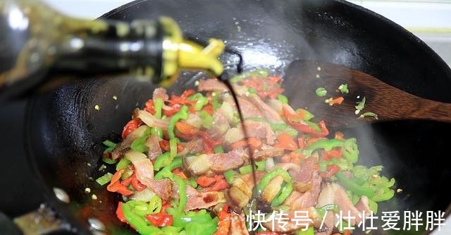 辣椒炒腊肉辣椒清脆,腊肉咸香,肥而不腻!