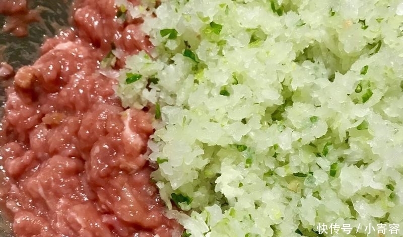 饺子馅要放三种调料,少一种都不香,吃我做的饺子都是赞不绝口