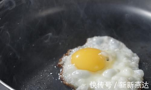 荷包蛋|煎荷包蛋时,用热油还是凉油?很多人搞错了,难怪鸡蛋总粘锅