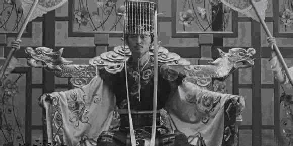 造不起|袁世凯称帝祭天时,为何不戴皇帝冕冠?造价过高连袁世凯都造不起