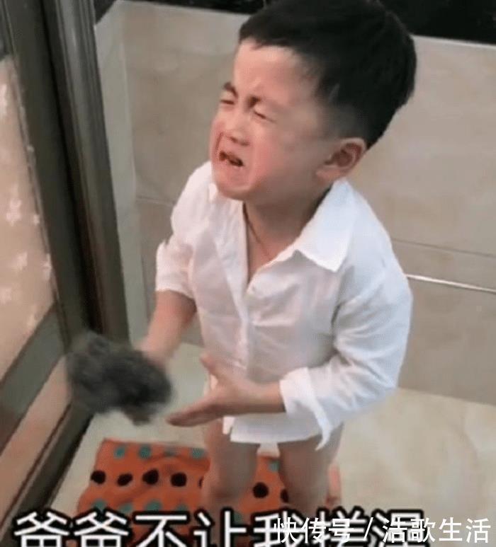 工具|萌娃给爸爸搓澡被赶出,哭着亮出搓澡工具后,网友:绝对是亲生的