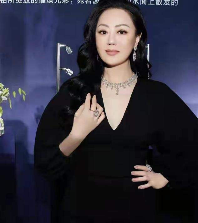 风味感|章小蕙戴30克拉鸽子蛋站台,浑身珠宝太耀眼,都顾不上看身材了