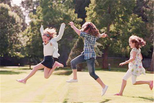 骨骼|孩子有下列毛病赶紧改,可能会使骨骺线提前闭合,影响娃身高发育