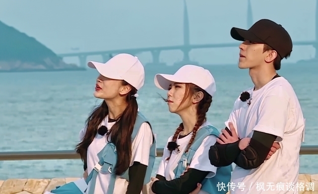 李晨模仿张含韵撒娇,画面太搞笑,黄旭熙看后都忘记了表情管理