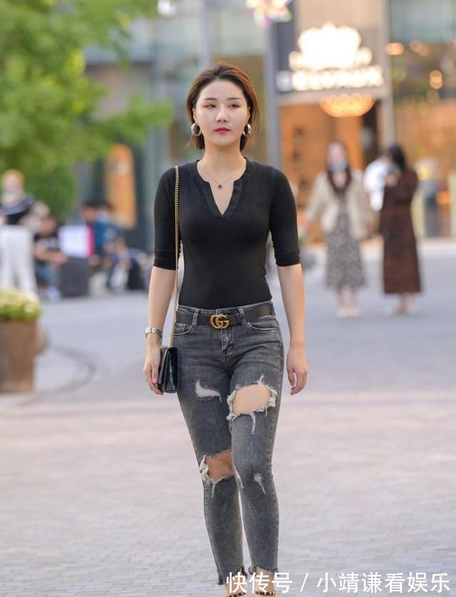 小胖子|浅色牛仔裤,搭配红色V领T恤,热情多了份成熟美!