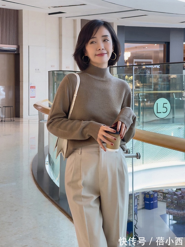 牛仔裤|秋冬不流行露脖子,建议多穿“高领衫”,搭配西装、牛仔裤真高级