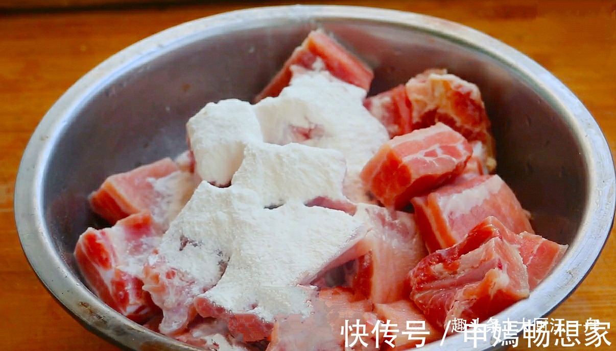 饭店|排骨不管怎么做，切记不要直接焯水，教你饭店做法，不腥还不柴