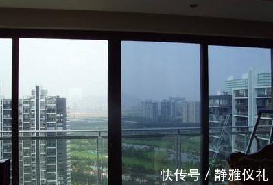 窗户|有钱人家里窗户不挂窗帘了,现在都流行用这种来取代,简单又实用