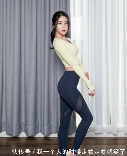 小姐姐|美女穿搭：小姐姐爱穿打底裤，勾勒出优美的身段，清新不失雅兴！