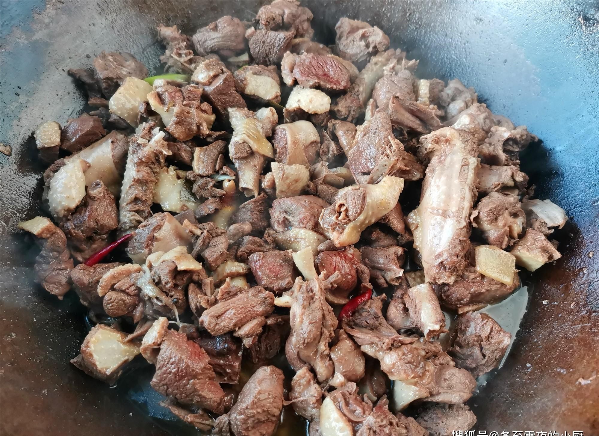  大鹅炖不烂，味道还腥？教你东北农家铁锅炖大鹅，软烂入味还不腥
