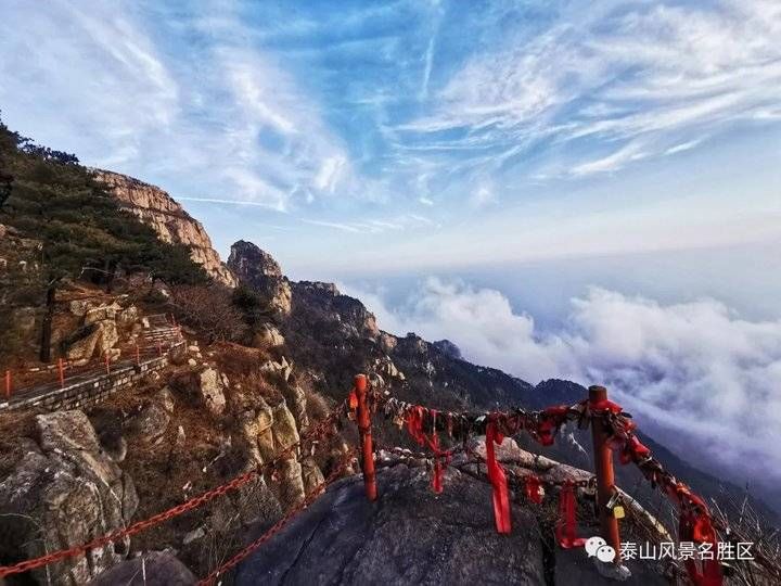 登泰山之巅，观云雾升腾铺陈成海，看云层姿态万千仿若画卷