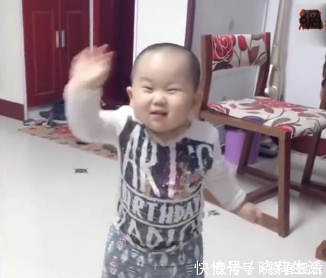 爸爸|爸爸开口唱歌,1岁儿子秒变小迷弟,这魔性的表情把全家逗乐了