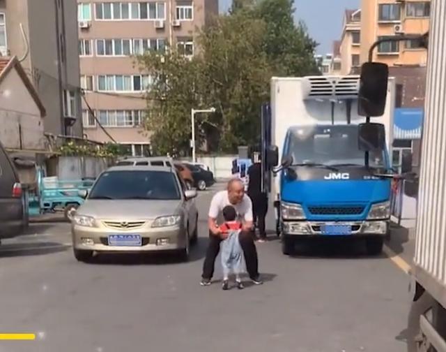 姥爷|山东一家人驱车7小时偷偷回家,姥爷看到外孙奔来兴奋到语无伦次