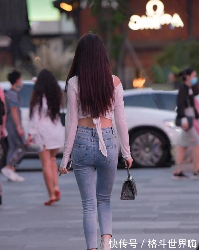 牛仔裤|经典牛仔裤配上烈焰大红唇，简约而不简单，搭配出不同风采