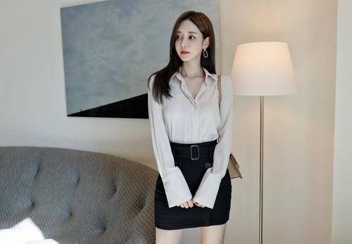 娉婷翻领真丝顺滑长袖衫搭配束腰包臀裙，展现孙允珠卓越多姿