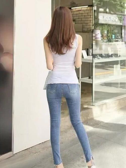 魅力|紧身牛仔裤，勾勒身材优美线条，展现魅力！