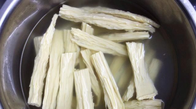 泡腐竹,直接加水是错的学会大厨的做法,半小时泡发好,不夹生