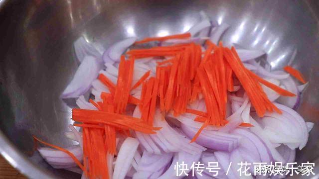 早餐饼|1个洋葱，1根胡萝卜，教你做早餐饼，手不沾面，10分钟做一锅
