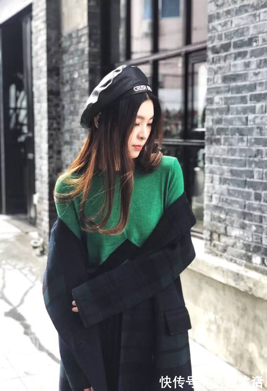 街拍:长发美女的红色穿搭真性感,长相靓丽,气质优雅