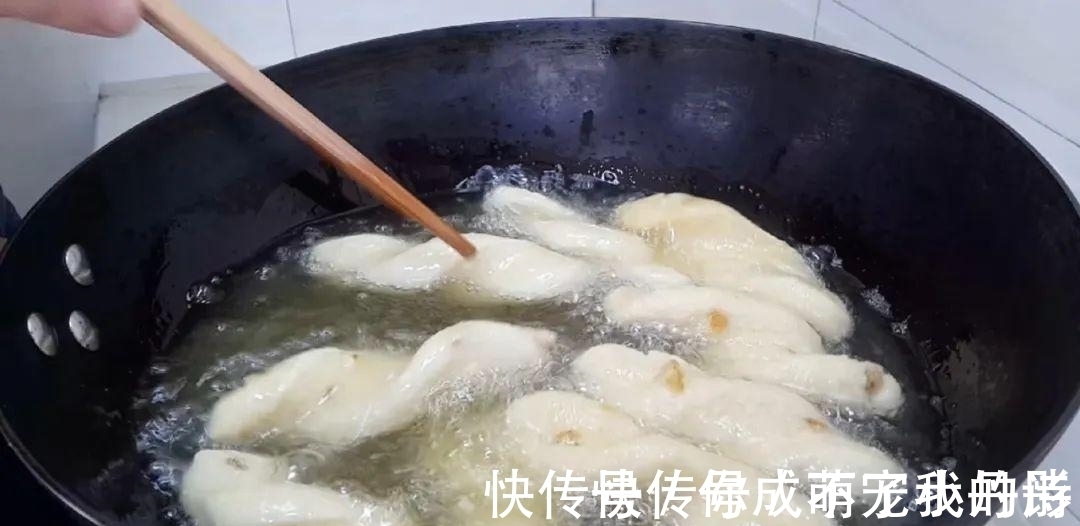 以后面粉就这样做,一次炸一锅,个个香酥掉渣,比油条麻花还好吃