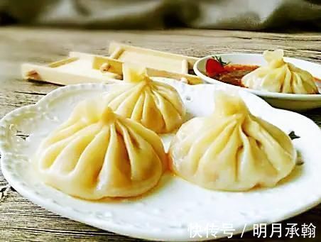 这才是灌汤包的正宗做法，皮薄馅大，咬一口汤汁四溢，赶快学学吧！