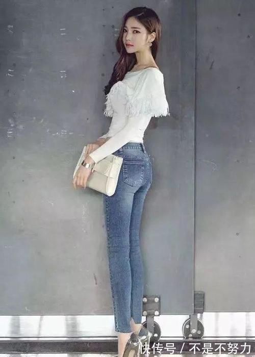 利落笔挺 白色牛仔裤你见过吗?少妇换上牛仔裤搭配黑色吊带,性感又迷人