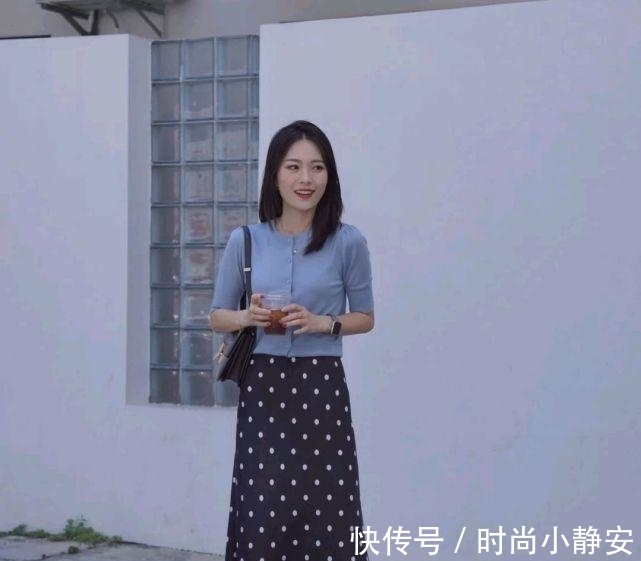 优雅 成熟女人的早秋穿搭如何搭配？可以选择简约款，呈现出优雅大方