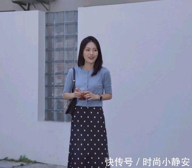 优雅 成熟女人的早秋穿搭如何搭配?可以选择简约款,呈现出优雅大方