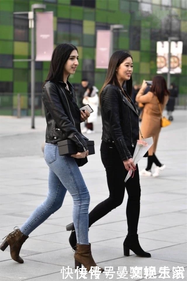 牛仔裤|时髦的皮夹克搭配牛仔裤,显得特别精致漂亮