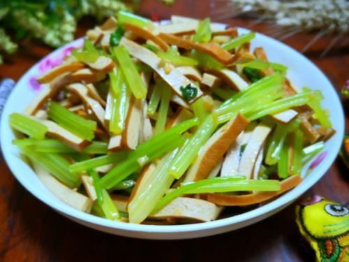 三月少吃大鱼大肉,也别错过这道菜,等于3个鸡蛋,补钙质,孩子长个头