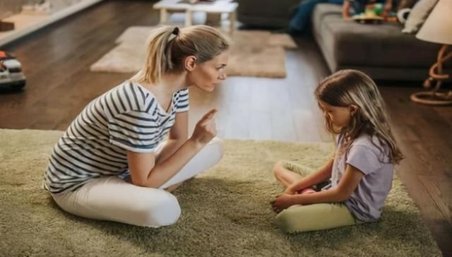 小茹|孩子见到陌生人第一反应，能看出父母家教如何，别把不说话当内向