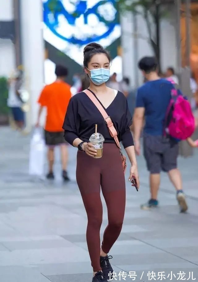 开叉裤 蓝色破洞打底裤搭配白色背心,款式感特别强,质感超凡