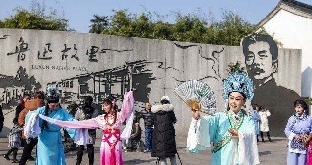 中学生@仰慕过丰碑并从丰碑下走过的少年,差不了,中学生不能不读鲁迅