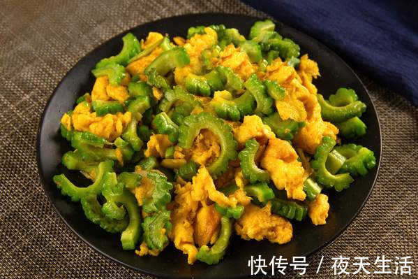 窍门|炒苦瓜需要焯水吗牢记2个窍门,苦瓜不苦不涩,翠绿不发黄