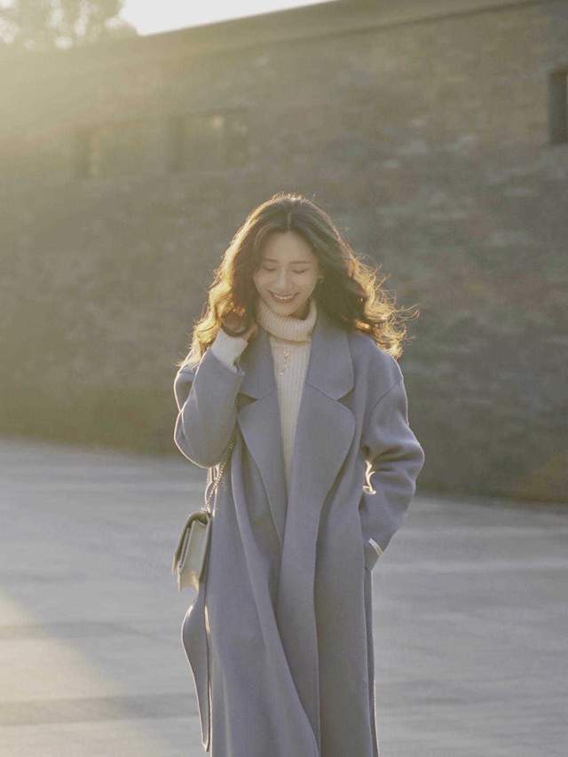 保暖 冬日的寒冬腊月,必备的雾霾蓝大衣,能让你保暖时尚有气质