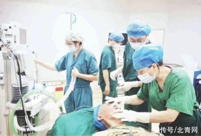 手术|脑梗老人假牙脱落卡喉险窒息 医生紧急手术10分钟取出假牙
