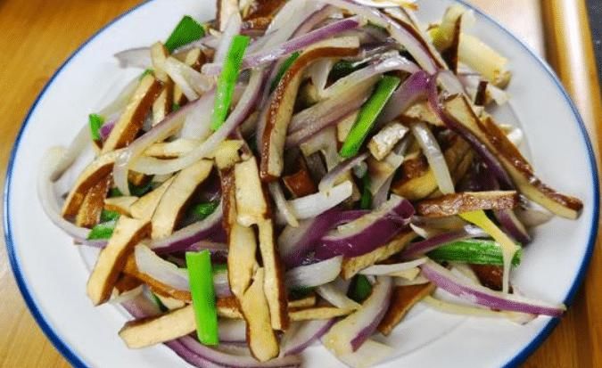  钙质|洋葱和它是绝配，每天炒一盘，简单易学，补钙质，孩子长个头