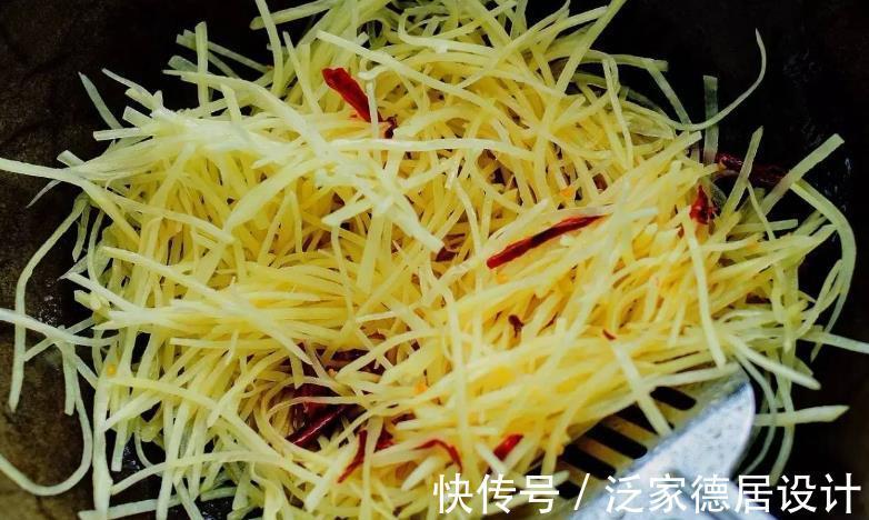 正确做法|炒土豆丝，记住“两个窍门”，炒好后又脆又香，教您正确做法