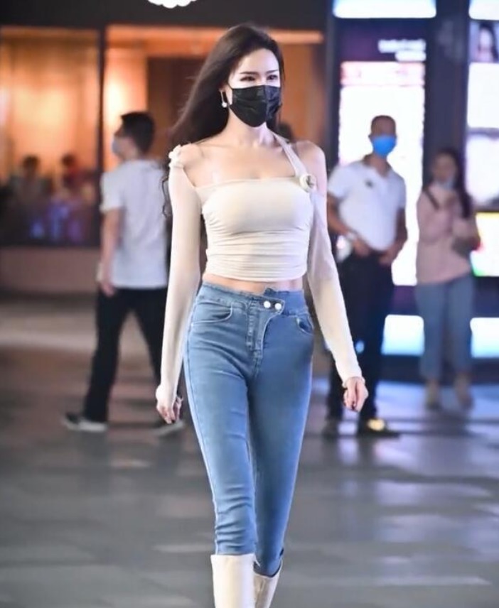 高跟鞋 牛仔裤加长靴真流行，简单中显高级，引路人围观!