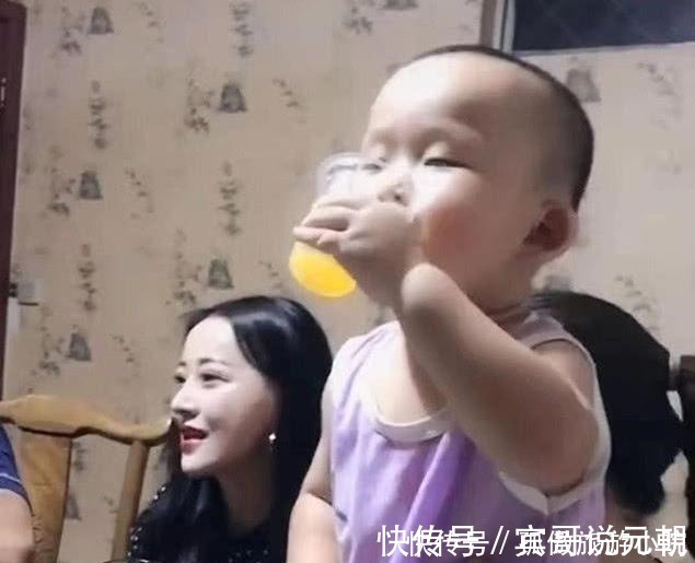 儿子|果汁被萌娃喝出红酒范，逗翻在场众人，孩子长大后肯定拿奥斯卡