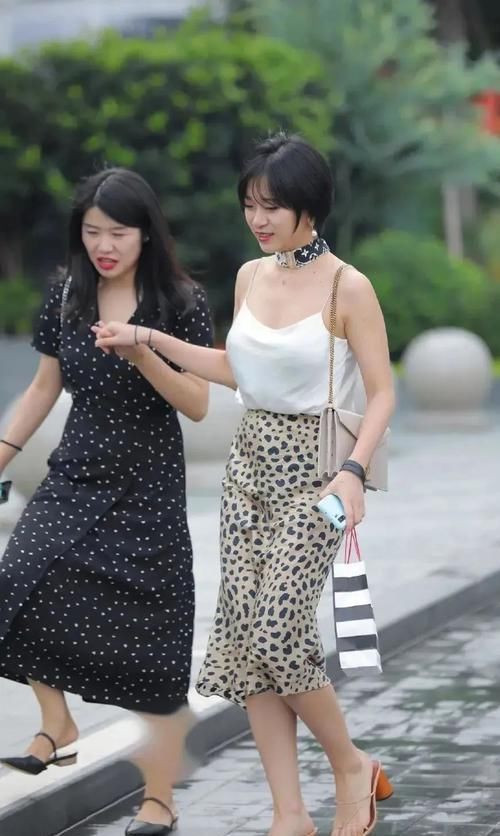 纯白色|纯白色冰丝吊带,经典豹纹长裙,脖子上的“项圈”,霸气小姐姐!