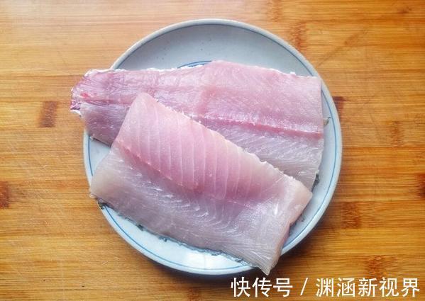 酸菜鱼极简版做法,去掉鱼皮才不腥,腌15分钟更滑嫩