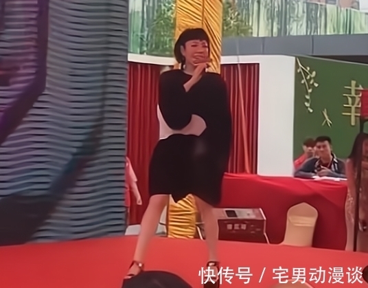 哈林|“巨星”吴莫愁:从代言费1.3亿到县城卖唱,她是资本的牺牲品吗