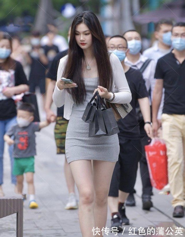 针织|白色针织防晒衣搭配灰色连衣裙，简单时尚，层次感十足